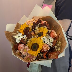 Осенний букет с подсолнухами, кустовой хризантемой, пион