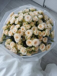 Сборный букет с 19 кустовыми розами
