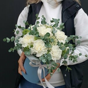 Коробка «Селеста» из гвоздик и эвкалипта