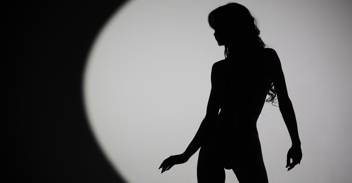 Ол мені әжетханада жалауға мәжбүр етті.