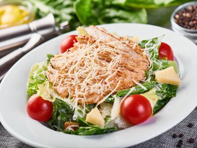 Салат Цезарь с креветками