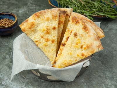 Фокачча с чесноком, с соусом песто, с пармезаном