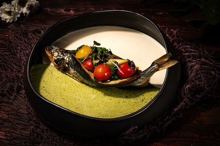 Корюшка, запечённая с овощами
