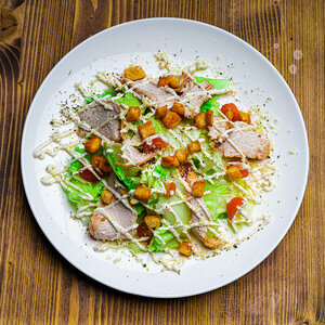 Салат Цезарь с курицей