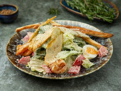 Цезарь с креветками, яйцом и соусом айоли
