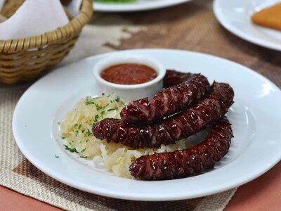 Копченые колбаски с квашеной капустой