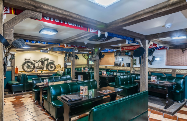 Жігіт жетілген көршінің етегінің астына шықты.