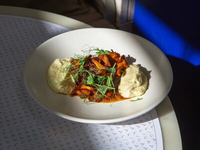 Говяжьи щечки с белыми грибами и картофельным пюре, слив
