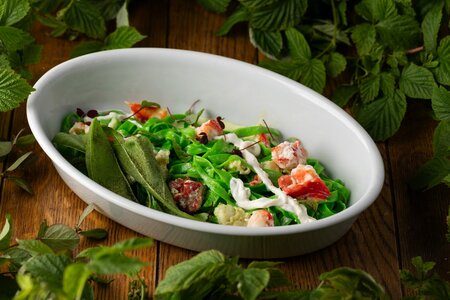 Зеленая паста с мясом первой фаланги краба, спагетти из 