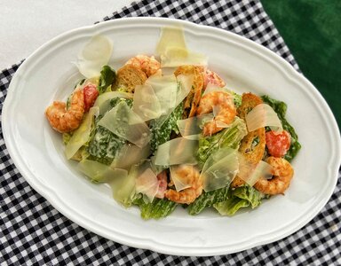Салат цезарь с креветками