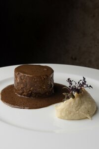 Заяц с соусом из печёнки 