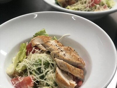 Оригинальный салат Цезарь с куриным стейком и томатами