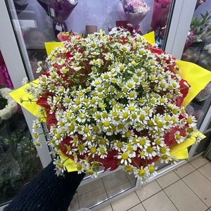 Букет с ромашкой кустовой
