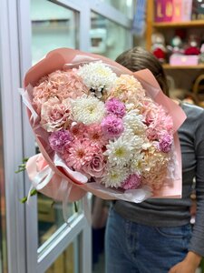 Букет с гортензией, хризантемой и гвоздикой