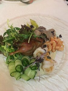 Салат оливье с раковыми шейками, перепёлкой
