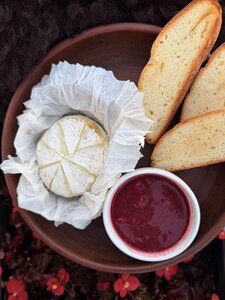 Запеченный сыр Бри с клубничным соусом