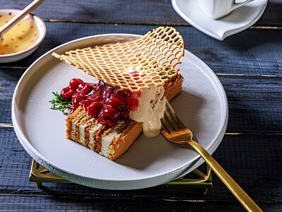 Медовик с вишней и мороженым