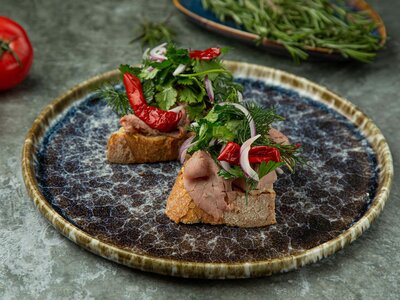 Брускетта с ростбифом, сливочным сыром и горчицей