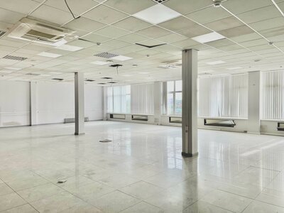 Угловой офис с окном 471 м²