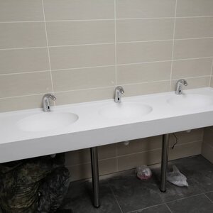 Умывальник с тремя раковинами