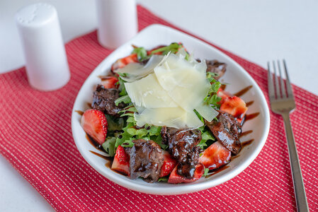 Салат из куриной печени, рукколы, пармезана и клубники 