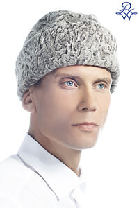 Шапка-пирожок из меха каракуля