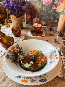 Телячьи щечки с булгуром и соусом 