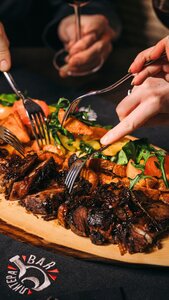 1 кг нежнейшей телятины под винным соусом и овощами!
