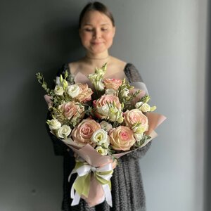 Букет из роз и нежных эустом