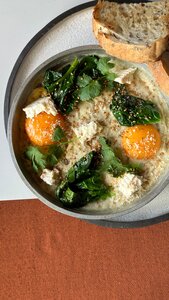 Белая шакшука с горгонзолой и шпинатом