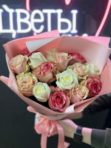 Букет 15 роз микс нежный в оформлении