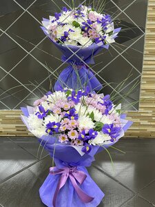 Букет из ириса и сантини, хризантем и зелени