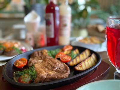 Мясная сковорода с картофелем и грибами