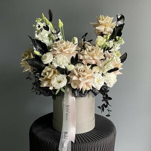 Композиция с пыльно-серыми розами и белой эустомой