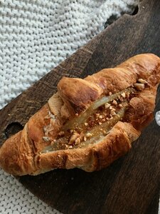 Сырный круассан с грушей