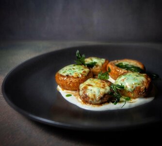 Зпечённые шампиньоны под сыром Бри с чукой и соусом Блю 