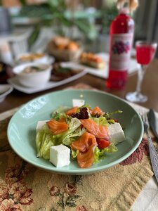 Салат с малосольной семгой, сыром фета, миксом салата