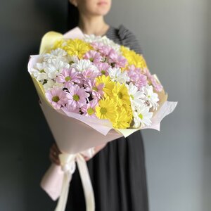 Букет из ромашковых хризантем 