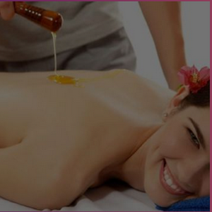 Жалаңаш әйел балконда күнге күйіп жатқан көрінеді.