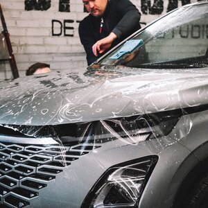 Оклейка автомобиля бронеплёнкой