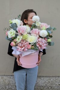 Композиция в шляпной коробке “Клубничный зефир”