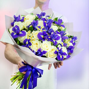 Краснодарфлора букет из белых роз, ирисов и ромашек