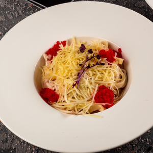 Паста с кальмаром, цукини и икрой тобико
