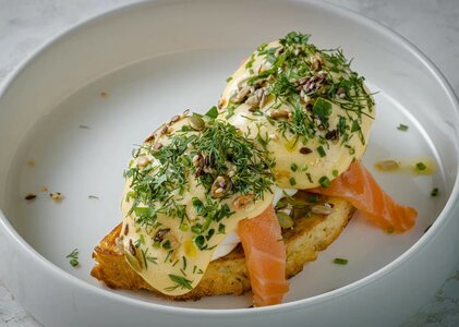Картофельный драник со слабосолёным лососем яйцами пашот