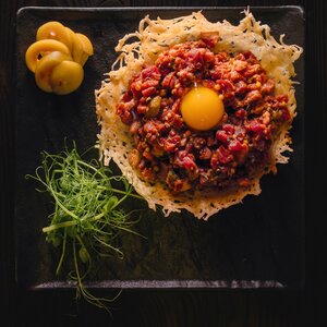 Тар-тар из говядины в корзинке из пармезана