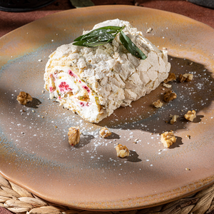 Меренговый рулет с фисташками и малиной