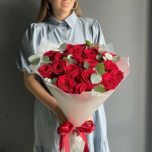 Букет из красных роз с эвкалиптом
