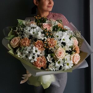 Букет из ромашковых хризантем, нежных роз и гепирикума