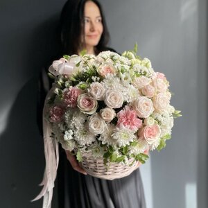 Композиция в корзине с кустовыми пионовидными розами 