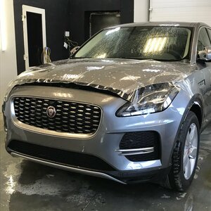 Антигравийная защита капота автомобиля.